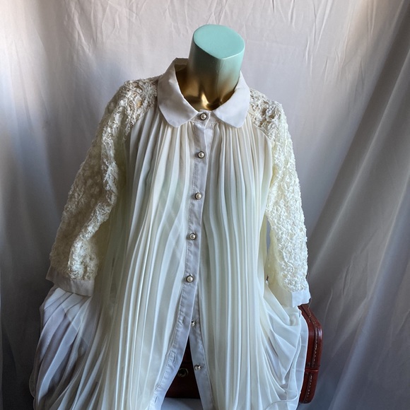 Vintage Off white pleated blouse with pearl buttons - Picture 6 of 17